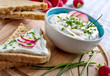 frischer kräuterquark und toastbrot