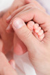 Kontrast Daumen Babyfüsschen