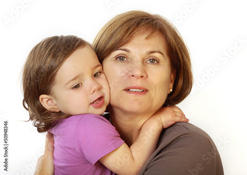 Photo: Eine Oma drückt ihre Enkeltochter Eine Oma drückt ihre Enkeltochter