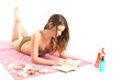ragazza che studia al mare