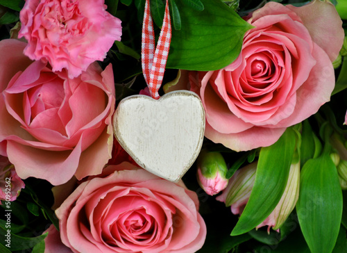 Photo: Weißes Holzherz zwischen Rosen Weißes Holzherz zwischen Rosen