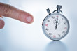Doigt pointant un chronographe