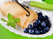 Gefüllter Pfannkuchen mit Vanillesoße und Heidelbeeren