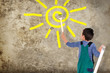 Kind malt eine Sonne