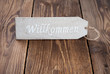 Willkommen-Schild auf Holz