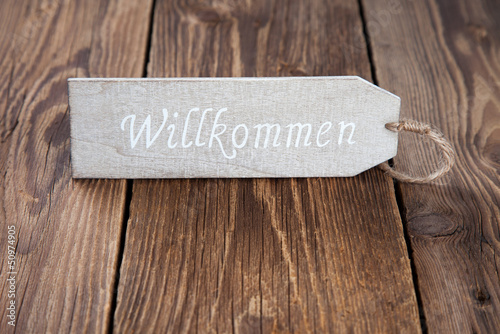 Photo: Willkommen-Schild auf Holz Willkommen-Schild auf Holz