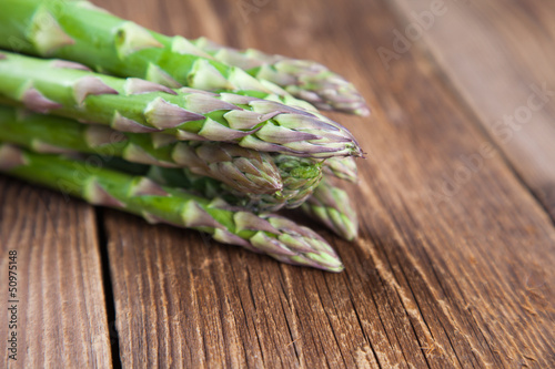 Photo: Grüner Spargel auf Holz II Grüner Spargel auf Holz II