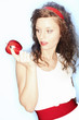 Frau mit Apfel