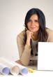 Joven mujer diseñadora de interiores,arquitecto trabajando.