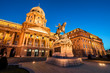 Foto: Illuminated main facade of the Buda Castle in Budapest at ni Illuminated main facade of the Buda Castle in Budapest at ni