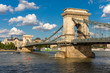 Foto: The Chain Bridge in Budapest under a blue cloudy sky The Chain Bridge in Budapest under a blue cloudy sky