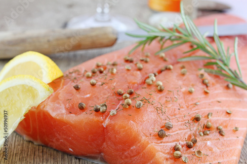 Photo: lachs angerichtet auf brett mit rosmarin lachs angerichtet auf brett mit rosmarin