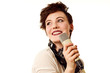 lachende singende Frau mit Retro Mikrofon