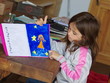 Foto: petite fille studieuse petite fille studieuse