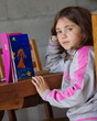 Foto: petite fille studieuse petite fille studieuse