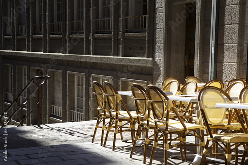 Photo: sedie vuote al mattino presto sedie vuote al mattino presto