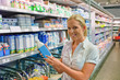 Frau kauft Milch im Supermarkt