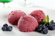 gelato di mirtilli con frutta  su piatto
