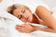 Frau beim Schlafen im Bett.