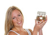 junge Frau beim Sparen von Geld
