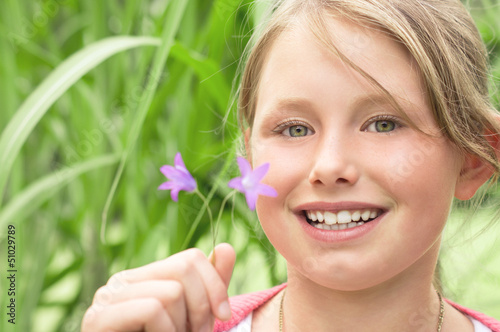 Photo: Mädchen mit Blume Mädchen mit Blume