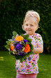 Photo: Kind mit Blumenstrauß. Geschenk für Muttertag Kind mit Blumenstrauß. Geschenk für Muttertag