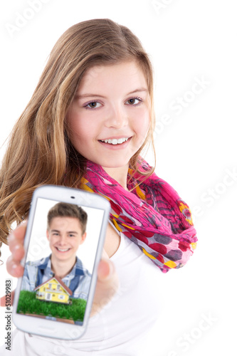 Photo: Junge Frau mit Smartphone und Bild vom Traumhaus Junge Frau mit Smartphone und Bild vom Traumhaus