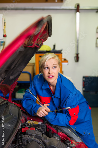 Photo: Frau als Mechaniker in Auto Werkstatt Frau als Mechaniker in Auto Werkstatt