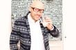 Mann mit Glas vor beschriebner Tafel