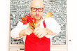 Man mit Chili vor Tafel