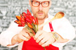 mann mit chili und löffel