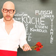 Mann mit Chili vor Tafel