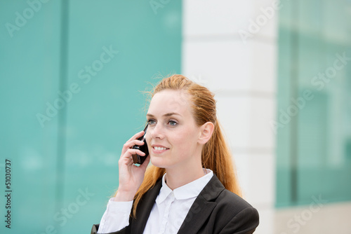 Photo: frau telefoniert mit ihrem handy frau telefoniert mit ihrem handy