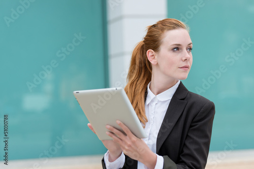 Photo: frau mit tablet-pc unterwegs in der stadt frau mit tablet-pc unterwegs in der stadt