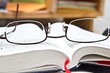 Lesebrille auf Buch