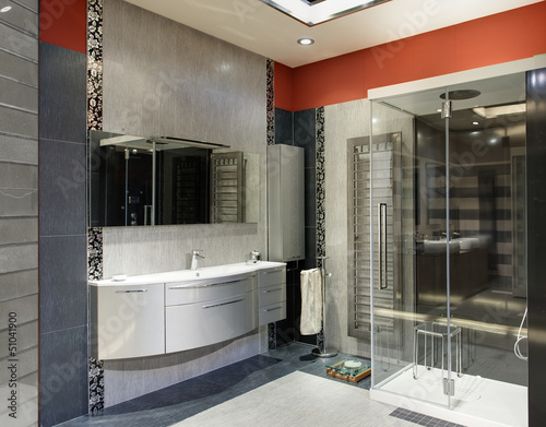 Photo: Bagno lussuoso, grigio e arancione con doccia grande Bagno lussuoso, grigio e arancione con doccia grande