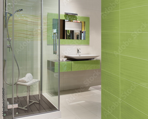 Photo: Bagno verde con doccia spaziosa e lavandino Bagno verde con doccia spaziosa e lavandino