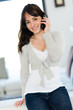 Jeune femme et téléphone