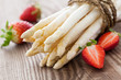 weisser Spargel und Erdbeeren