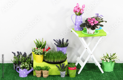 Photo: Color crate and table with decorative elements and flowers Color crate and table with decorative elements and flowers