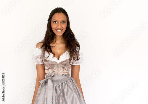 Photo: Wunderhübsche Frau im Dirndl vor weißem Hintergrund Wunderhübsche Frau im Dirndl vor weißem Hintergrund