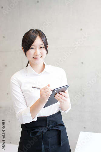 Photo: カフェで働く女の子 カフェで働く女の子