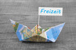 Freizeit, Urlaub, Reisen - Konzept mit Segelboot