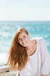 lachende junge frau am meer