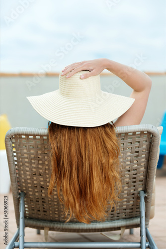 Photo: frau mit strohhut im liegestuhl frau mit strohhut im liegestuhl