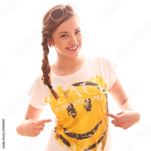 Photo: Mädchen mit einem Smilieshirt Mädchen mit einem Smilieshirt