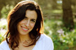 Foto: Portrait of beautiful 35 years old woman in summer forest Portrait of beautiful 35 years old woman in summer forest