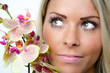 portrait einer jungen frau mit orchidee