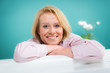 entspannte blonde frau
