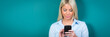 blonde frau schreibt auf dem handy